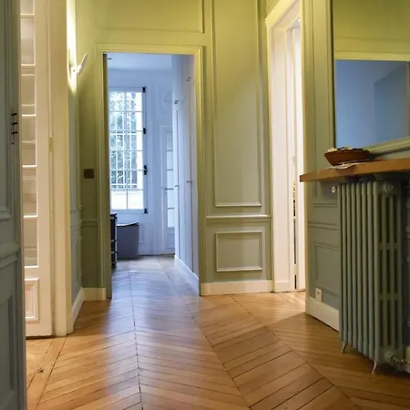 Spacious Parisian Family In 7th דירה *