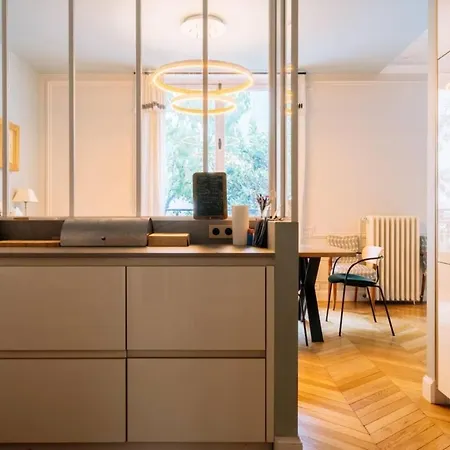 Spacious Parisian Family In 7th דירה פריז