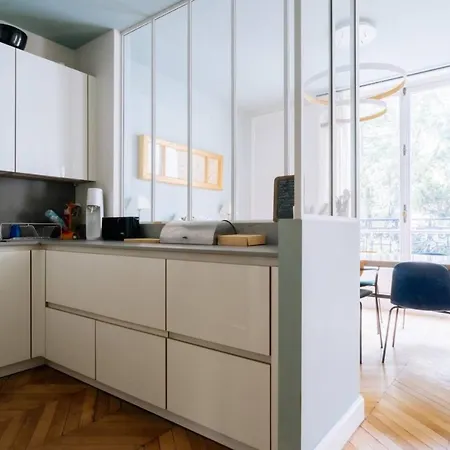 Spacious Parisian Family In 7th *
