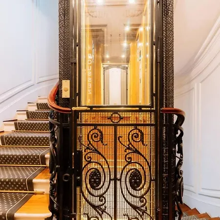 Spacious Parisian Family In 7th דירה