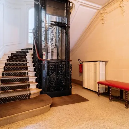 Spacious Parisian Family In 7th